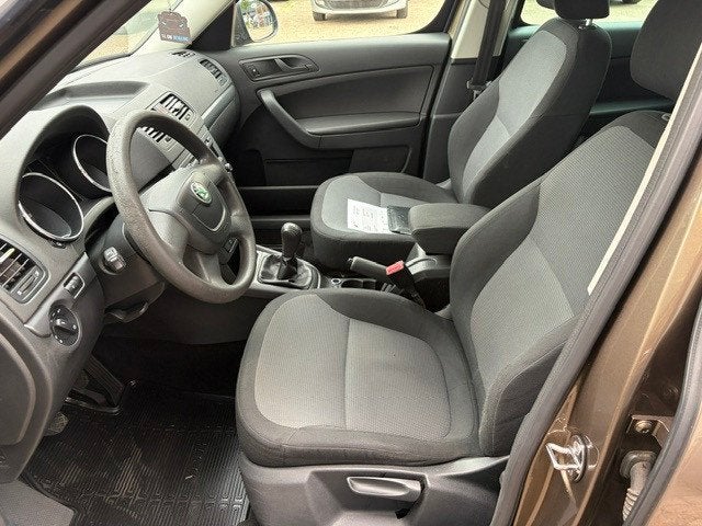 Skoda Yeti 1.2 TSI Active Arctic, '12, nwe apk en distributi, Auto's, Voorwielaandrijving, Euro 5, Stof, Gebruikt