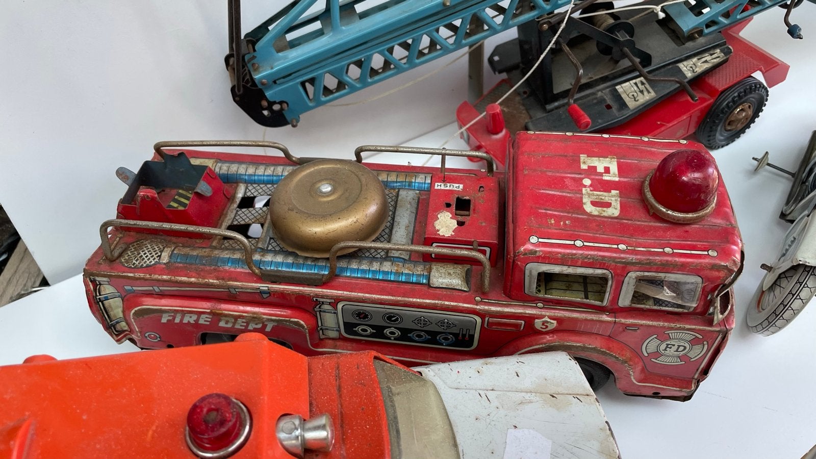 Vintage blikken speelgoed: brandweerwagen, ambulance, kraan,, Ophalen of Verzenden