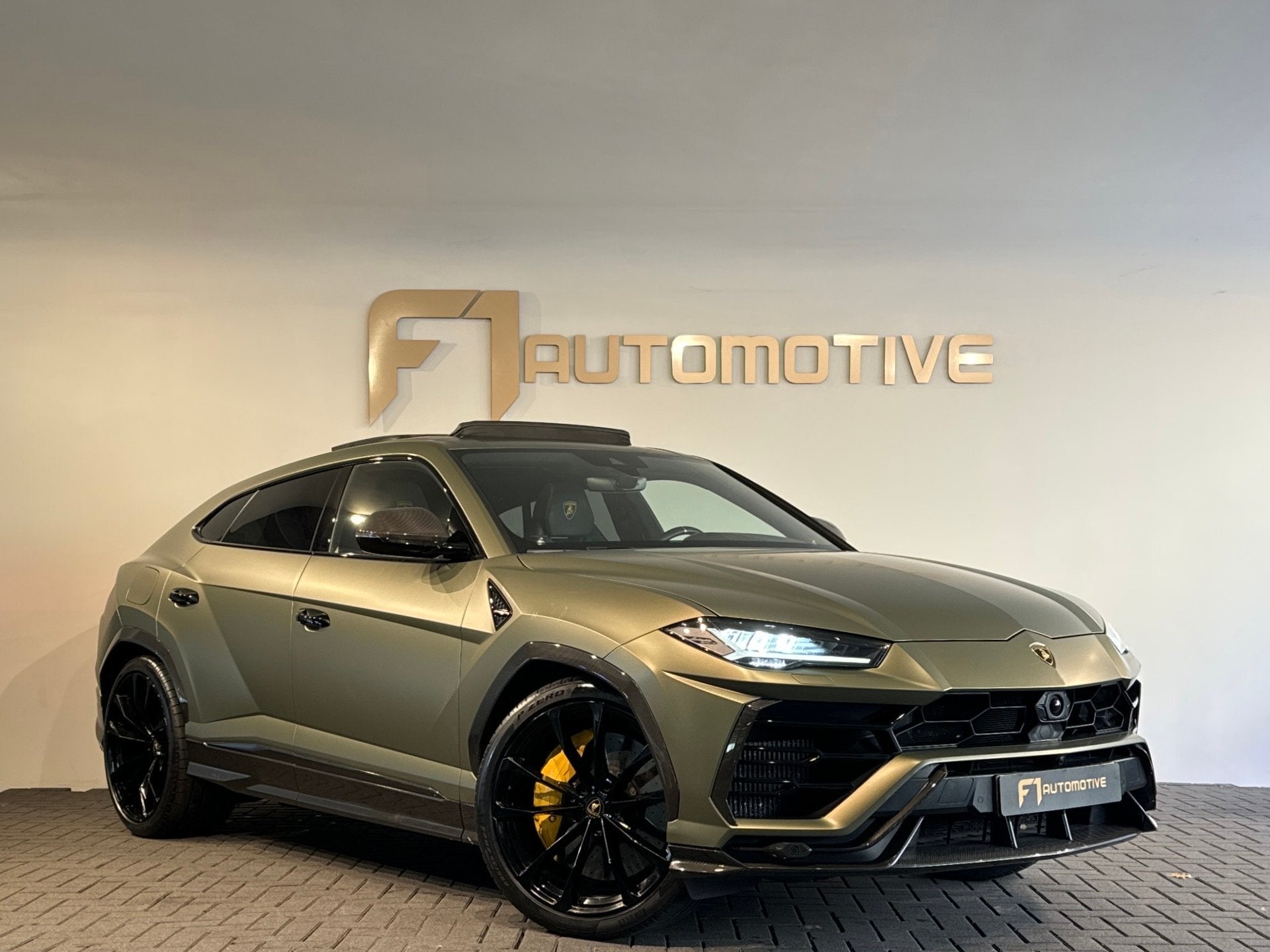 Lamborghini Urus 4.0 V8 Pano|Ceramic|Carbon|B&O 3D|Massage|B, Auto's, Automaat, Urus, Gebruikt, Zwart