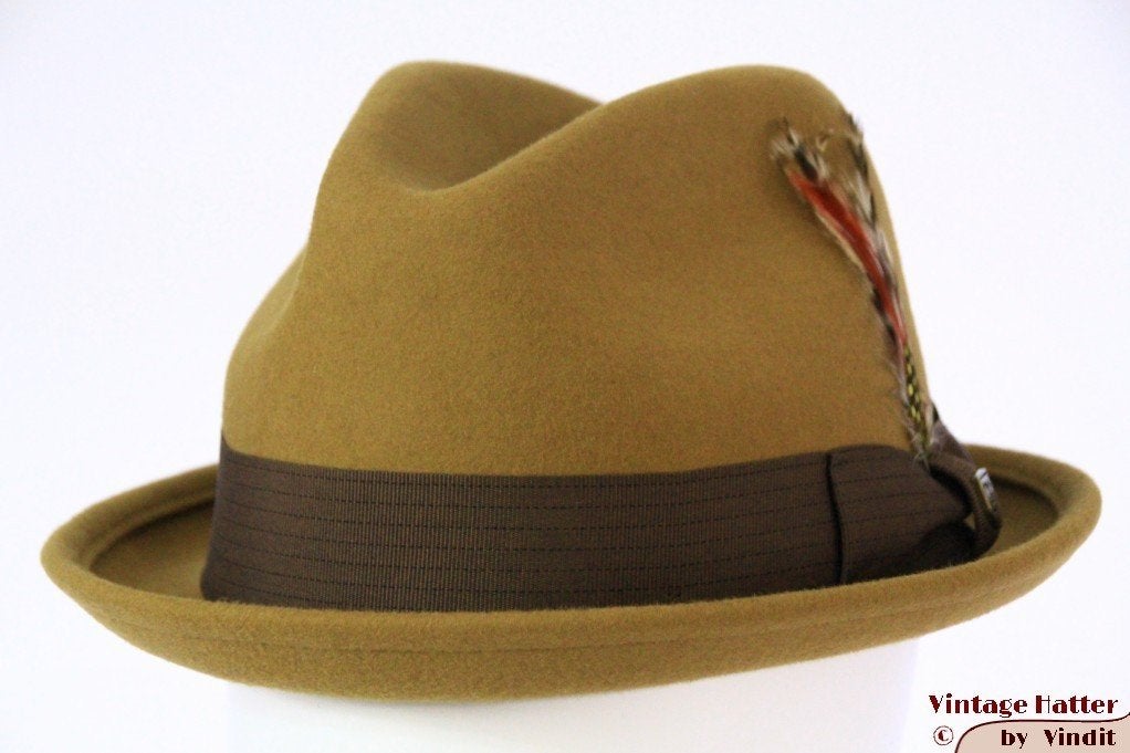 Brixton Gain gleufhoed trilby porkpie oker bruin 58 M Nieuw, Hoed, Nieuw, Ophalen of Verzenden, 58 of 59 cm (L, 7¼ of ⅜ inch)