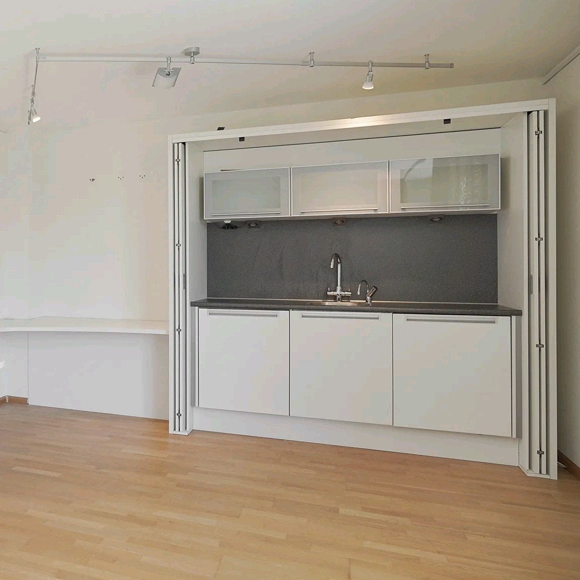 Kitchenette met Mooie Kast die dicht kan, Ophalen, Zo goed als nieuw