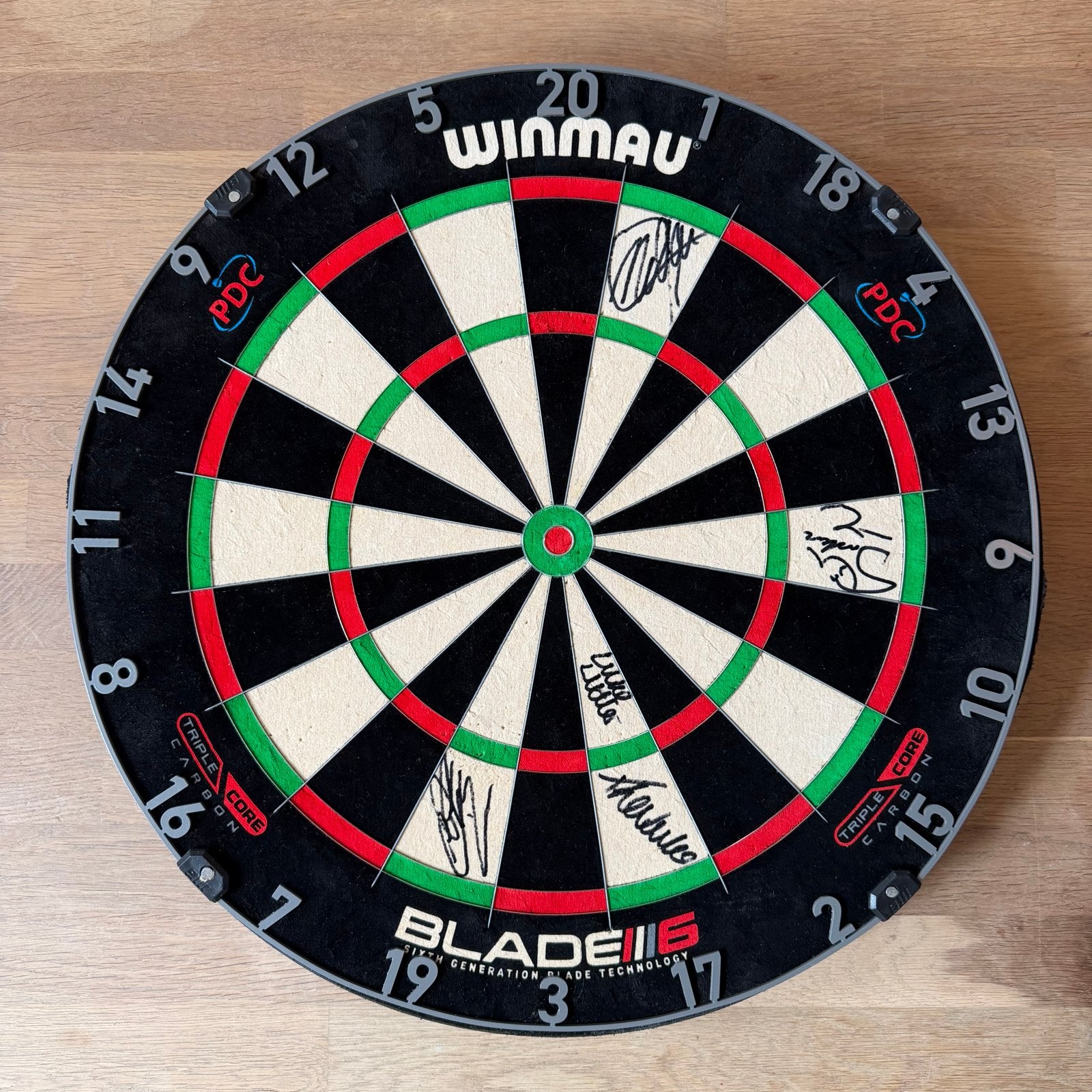 Winmau Blade 6 Dartbord - Gesigneerd door MvG & Luke Littler, Ophalen of Verzenden, Zo goed als nieuw, Dartbord