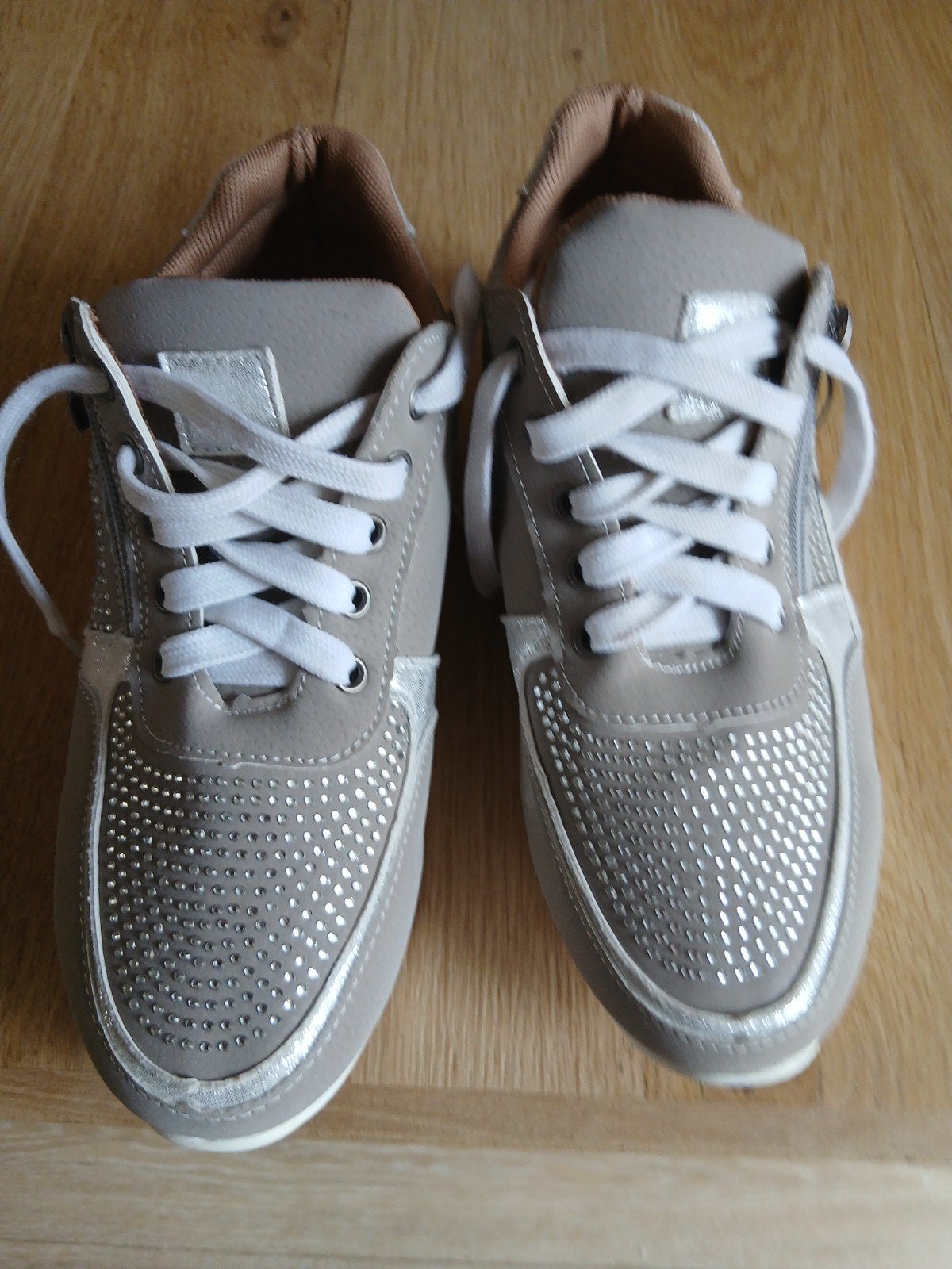 Stijlvolle grijze sneakers met strass steentjes, Ophalen, Nieuw, Grijs, Sneakers of Gympen
