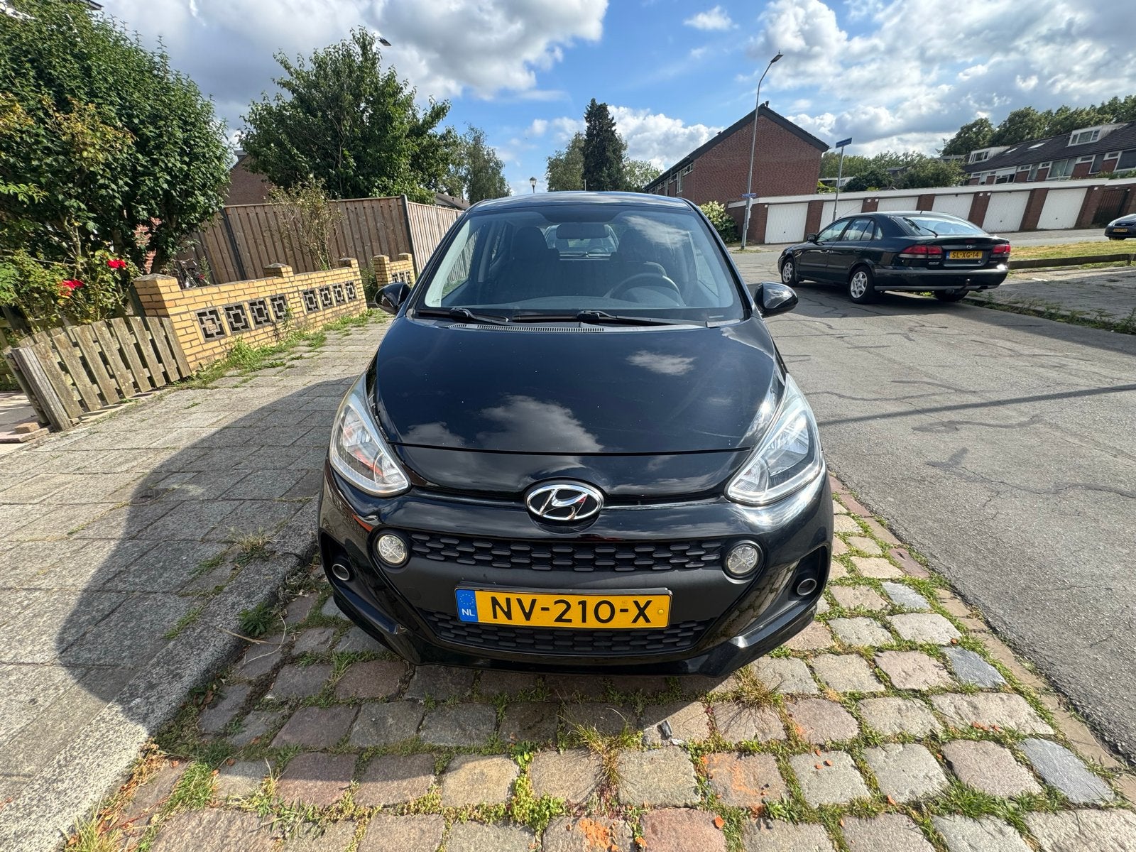 Hyundai i10 1.0i 66pk 2017 Zwart dealer onderhouden, Auto's, Voorwielaandrijving, Stof, 4 stoelen, Zwart
