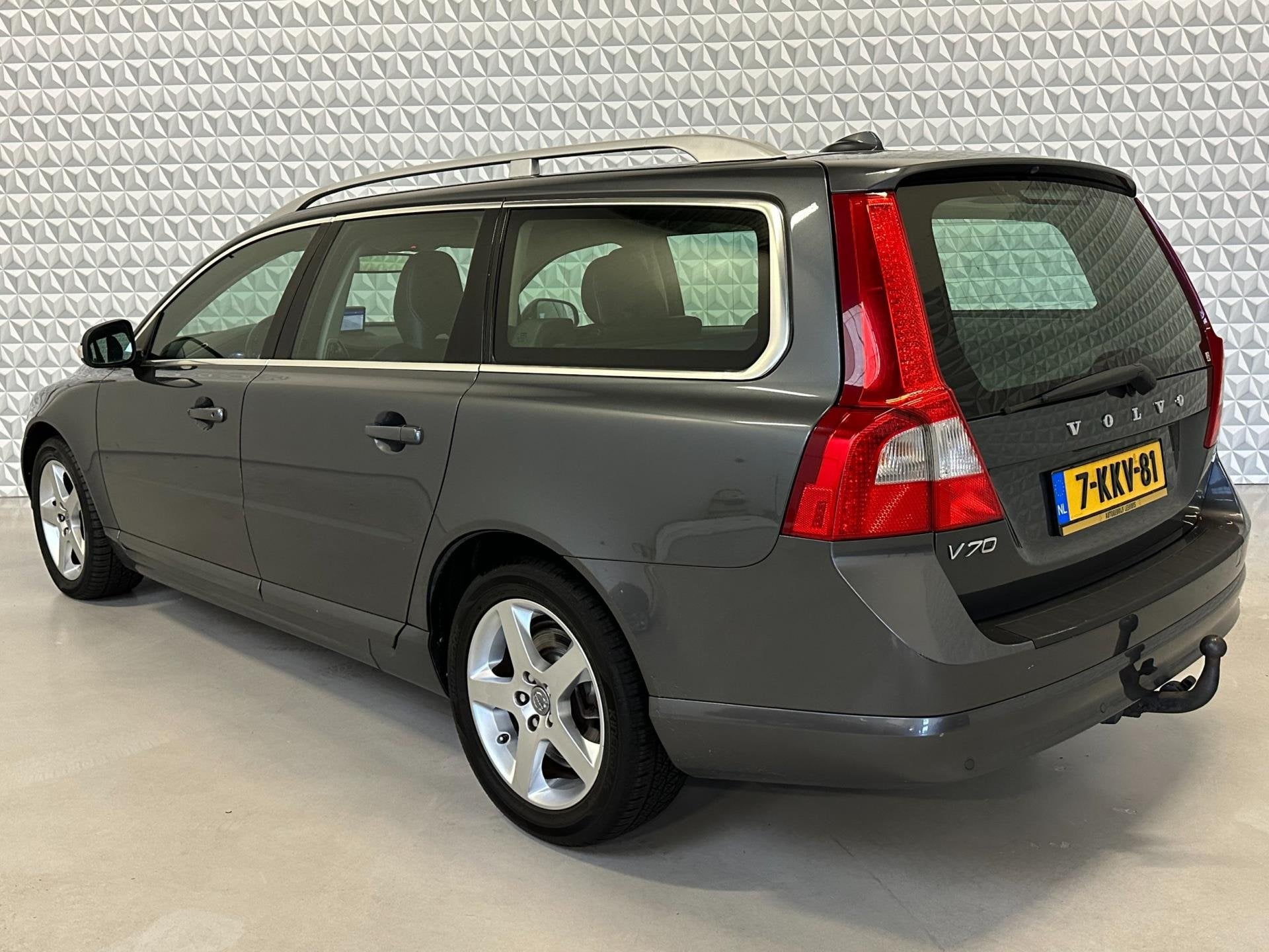 Volvo V70 2.4 D5 Summum Navi Leer Xenon PDC Stoelverwarming, Gebruikt, Zwart, 2000 kg, Navigatiesysteem