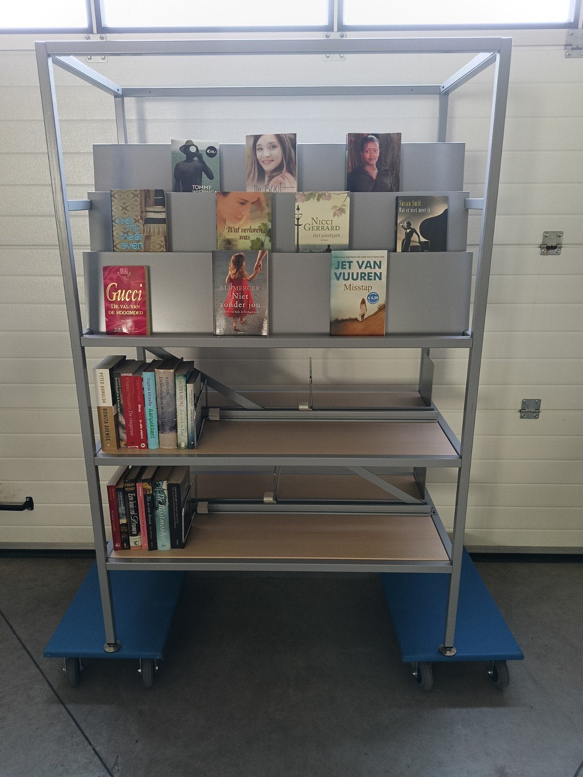 Boekenmeubel / Boekenkast voor school-, thuisbieb of winkel, Ophalen, Zo goed als nieuw, 25 tot 50 cm