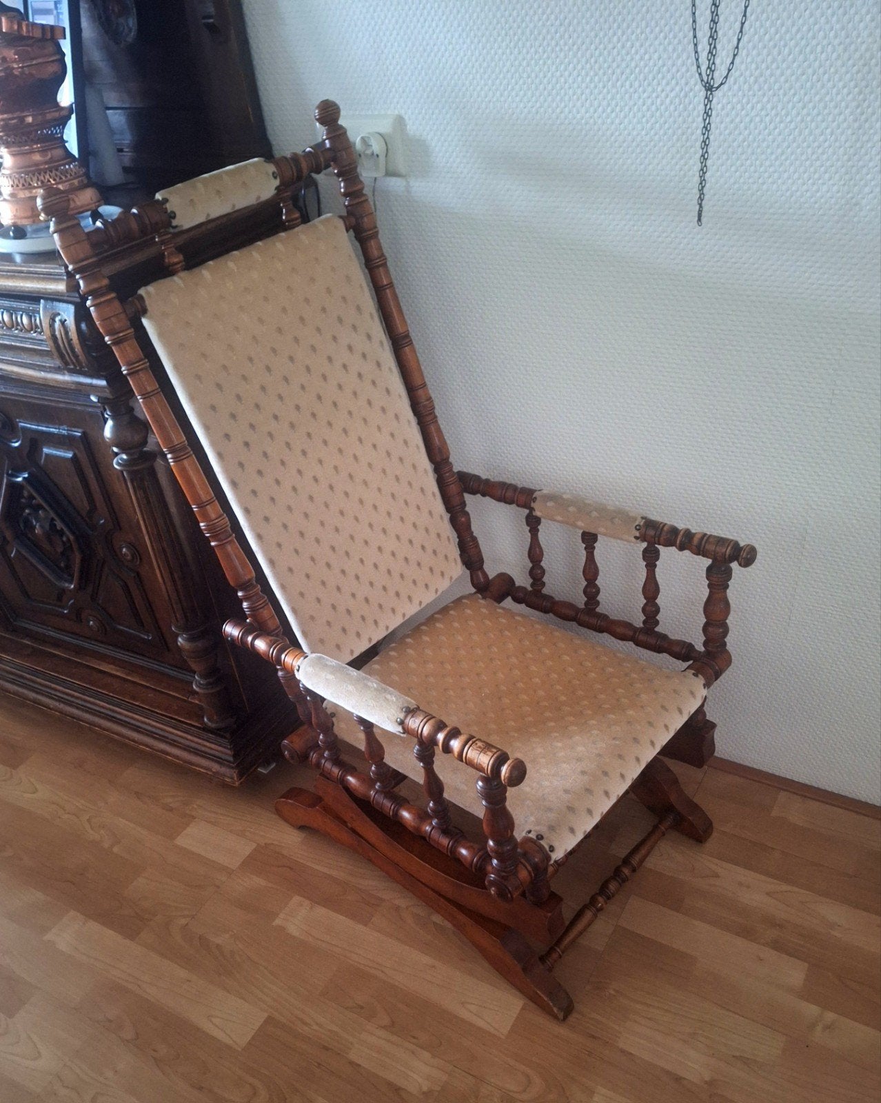 Antieke houten schommelstoel met stoffen bekleding, Antiek en Kunst, Antiek | Meubels | Stoelen en Banken, Ophalen