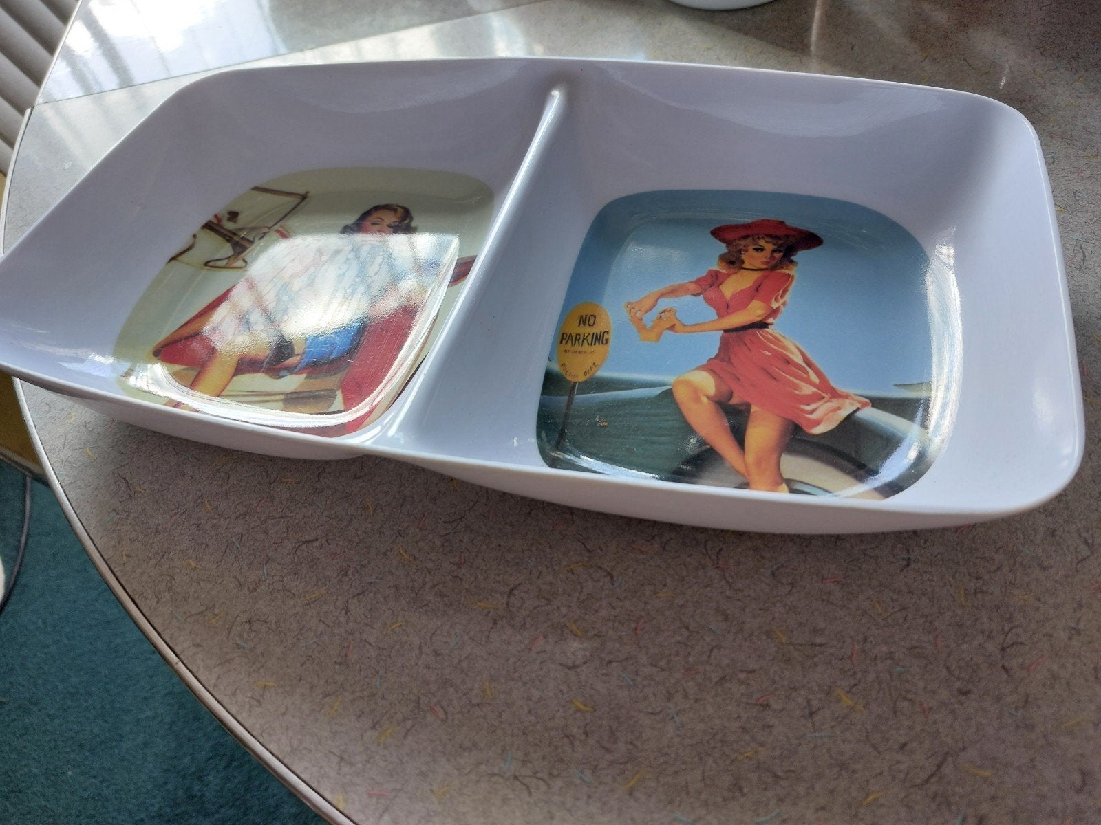 Vintage Pin-up Schaal - Kunststof - Wit met Afbeeldingen, Kunststof, Gebruikt, Schaal, Ophalen of Verzenden