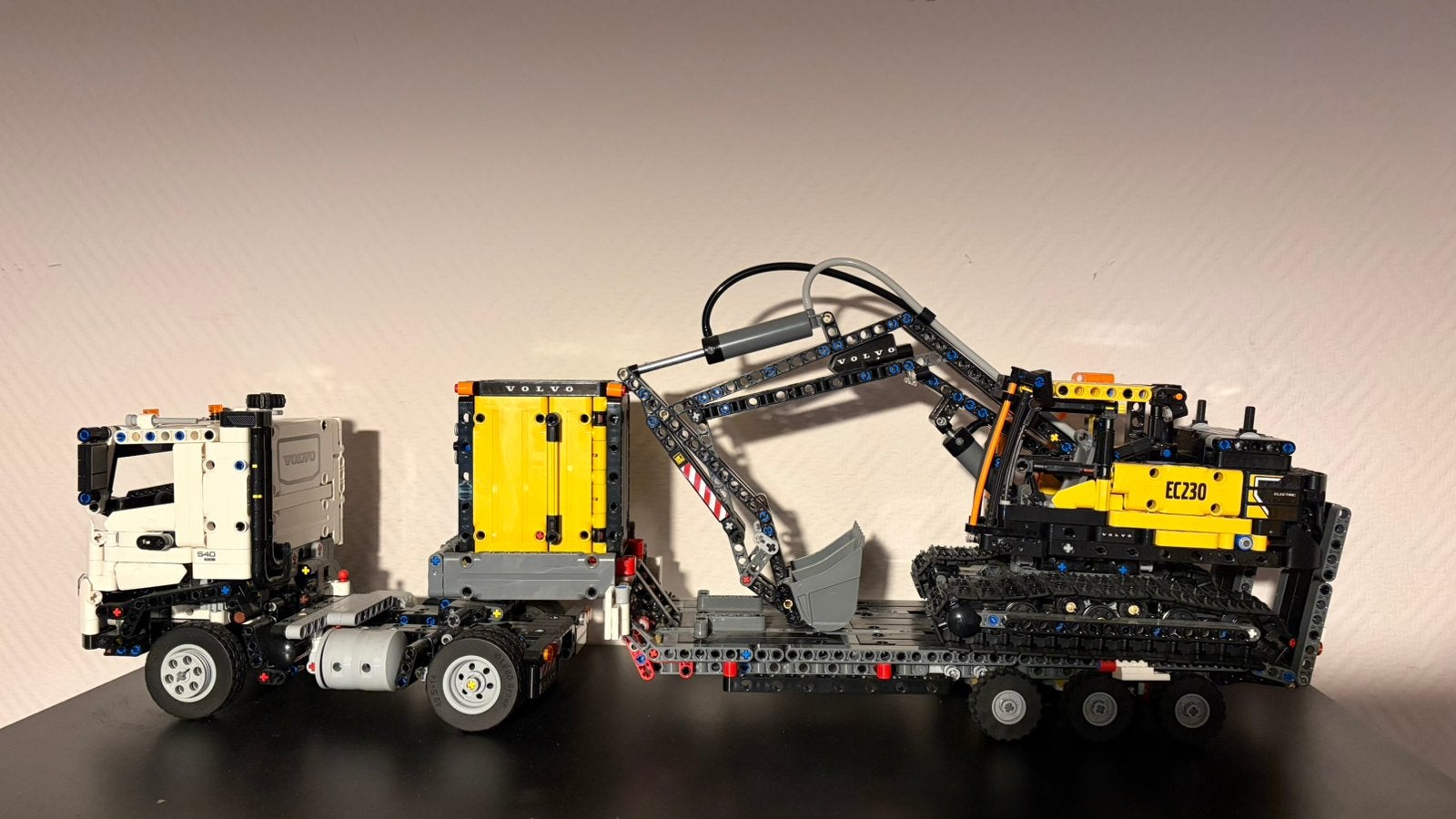 Lego Technic 42175 - Volvo FMX Truck & EC230 Excavator, Lego, Ophalen of Verzenden, Zo goed als nieuw, Technic