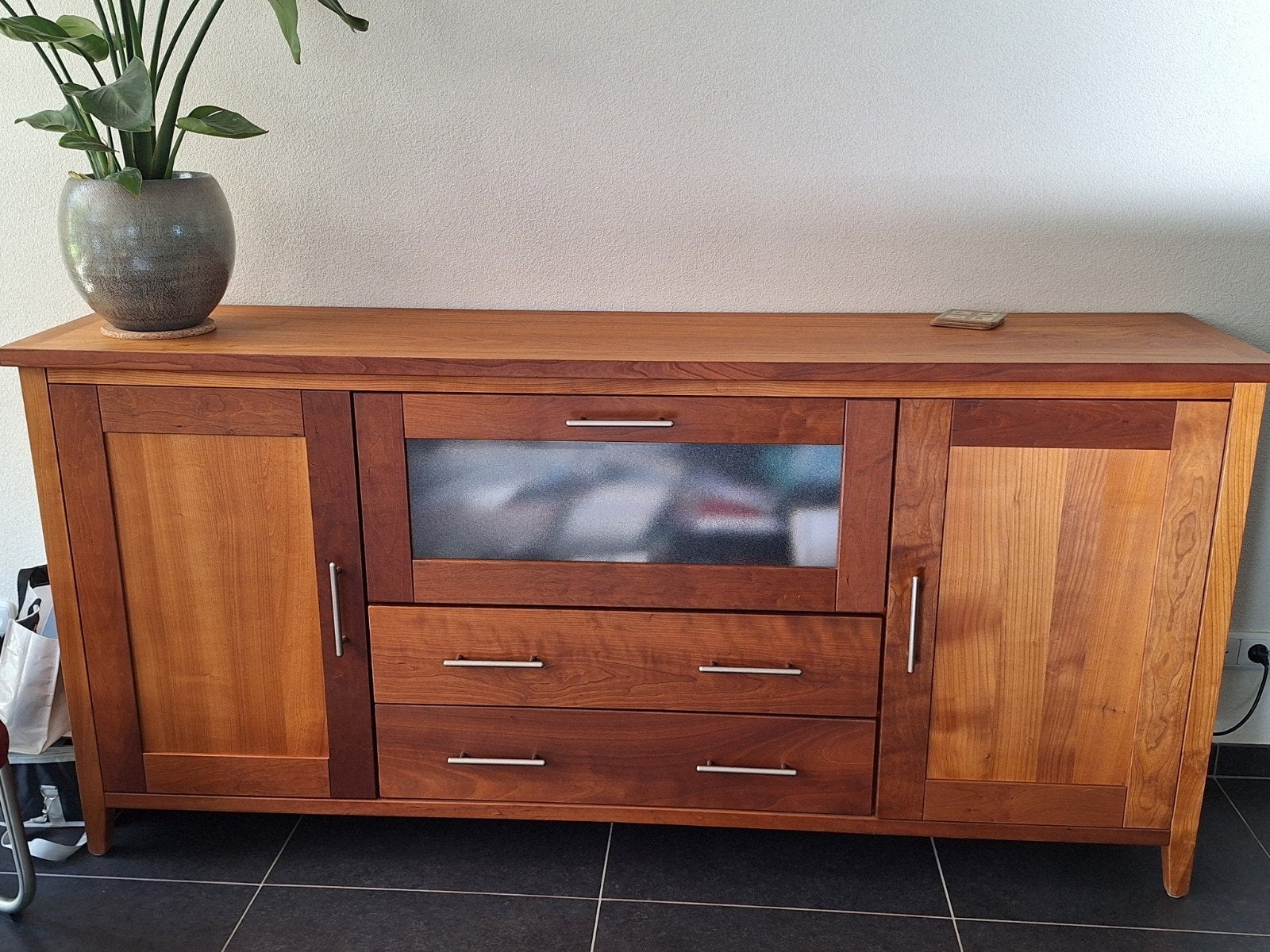 Massief houten dressoir met lades en deuren, Ophalen, Glas, 150 tot 200 cm, Modern klassiek