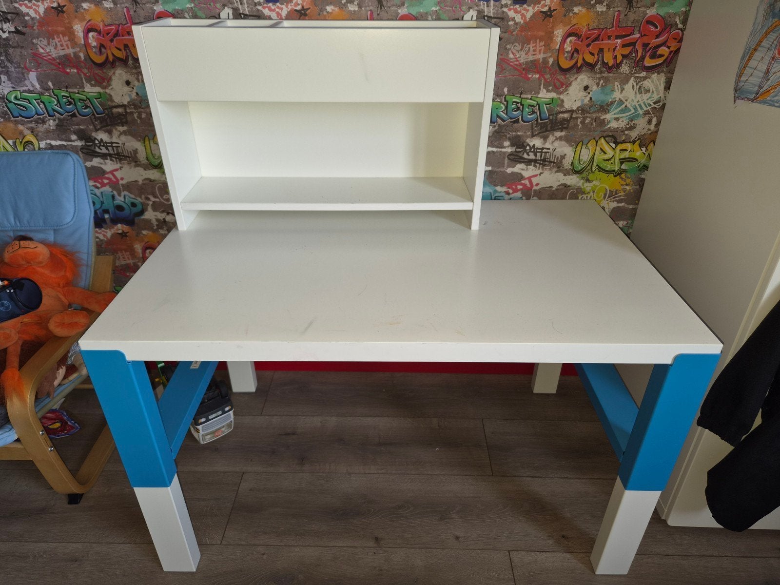 Wit Ikea kinderbureau met blauwe poten en opzetstuk, Ophalen, Gebruikt, Hout, Kinderbureau