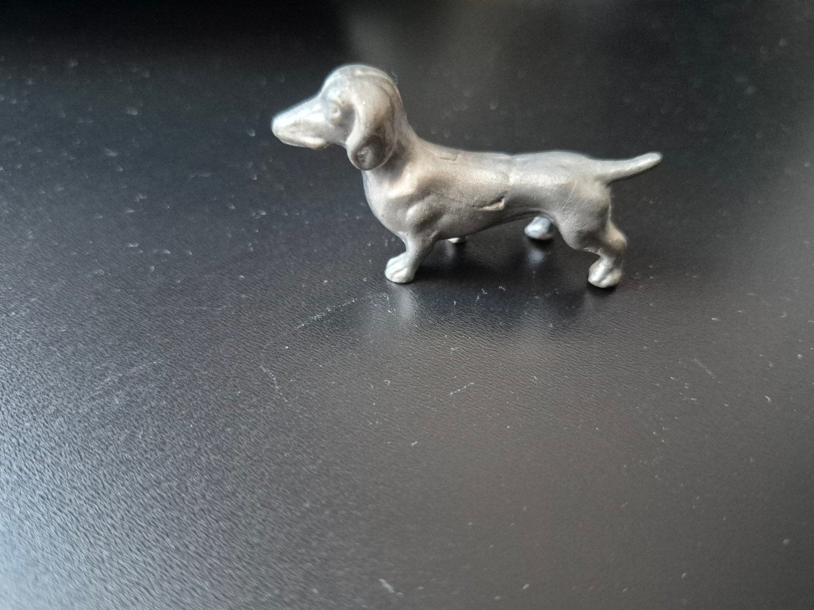Vintage Teckel Beeldje - Tin, Ophalen of Verzenden, Gebruikt, Hond of Kat, Beeldje of Figuurtje