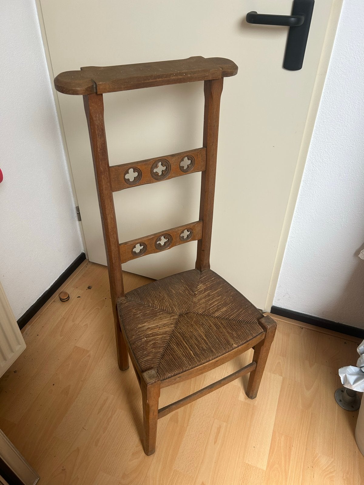 Antieke bidstoel met rieten zitting, Ophalen