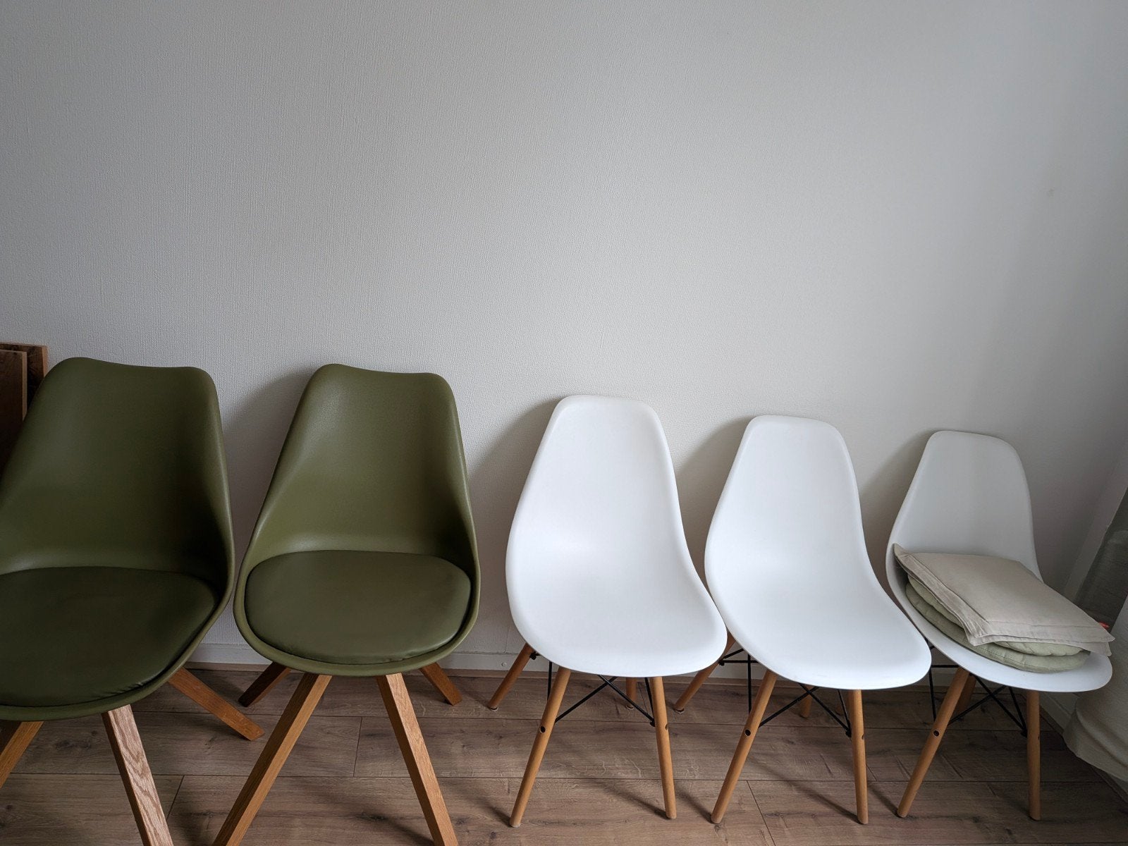 Set van 2 groene en 3 witte kuipstoelen en 1 leren, Ophalen, Gebruikt, Overige kleuren, Modern, Scandinavisch