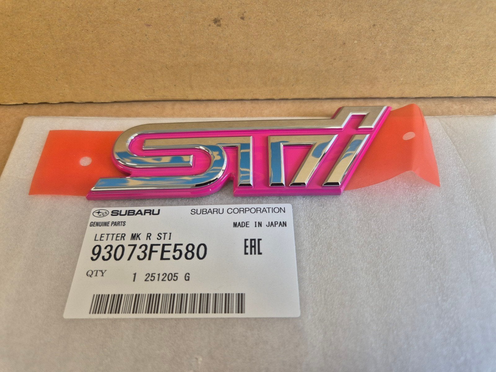 subaru impreza GD STI pink/chroom kofferbak badge 93073FE580, Ophalen of Verzenden