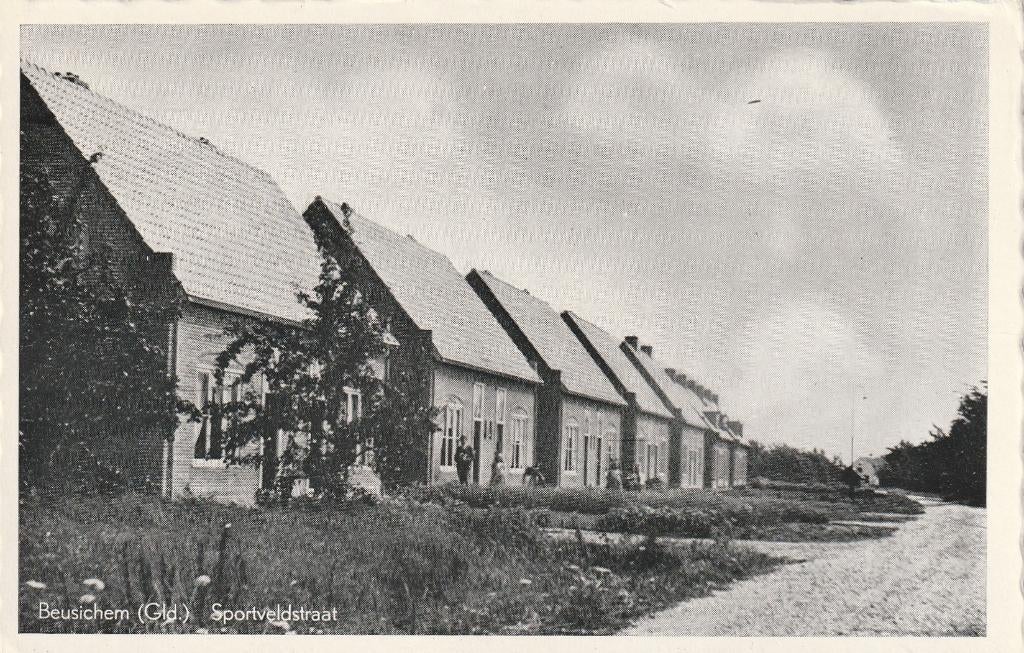 BEUSICHEM Sportveldstraat, Verzamelen, Ansichtkaarten | Nederland, Verzenden, 1940 tot 1960, Ongelopen, Gelderland