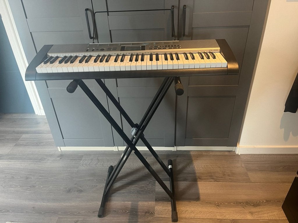 Keyboard Casio CTK 1300, Muziek en Instrumenten, Keyboards, Gebruikt, 61 toetsen, Casio, Met standaard, Ophalen