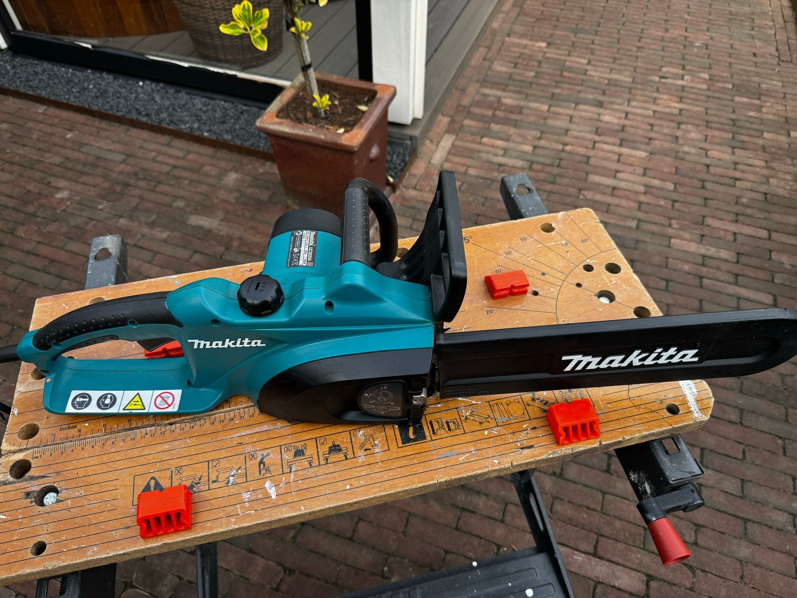 Makita kettingzaag 230 volt - Zo goed als nieuw