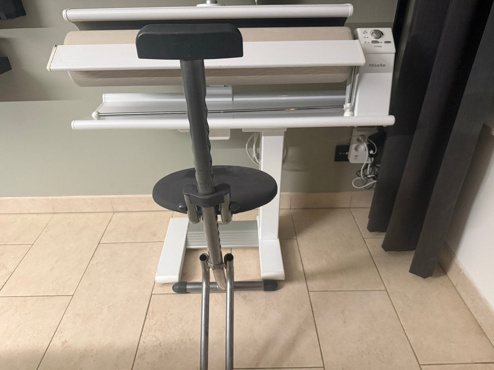 Miele B995 D Strijkmachine/rol inc strijkkruk, Ophalen, Zo goed als nieuw