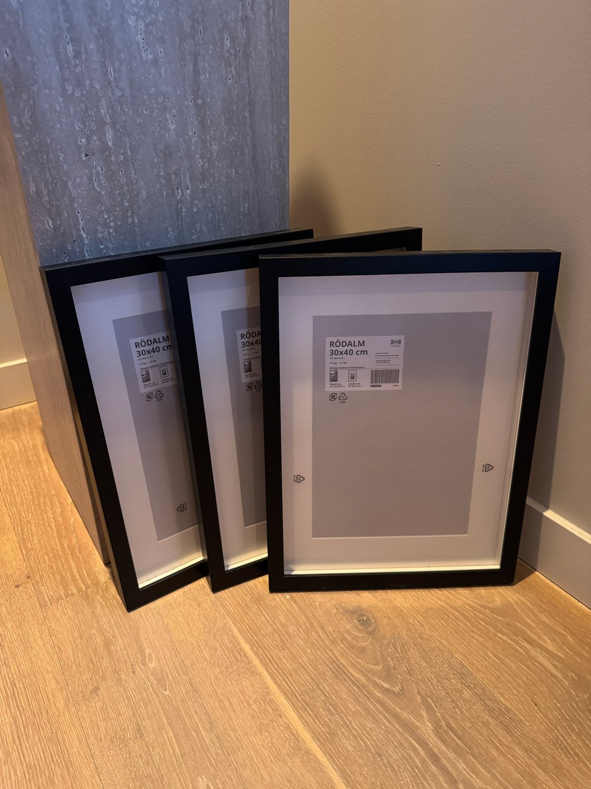 3 IKEA RÖDALM fotolijsten 30x40 cm - Zwart, Hout, Standaard fotolijst, Ophalen of Verzenden, Zo goed als nieuw