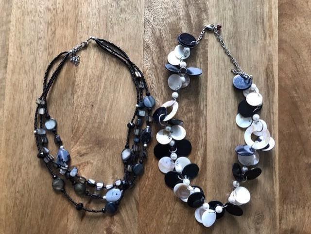 set kettingen zwart wit grijs, Sieraden, Tassen en Uiterlijk, Kettingen, Overige materialen, Ophalen of Verzenden, Grijs, Verstelbaar