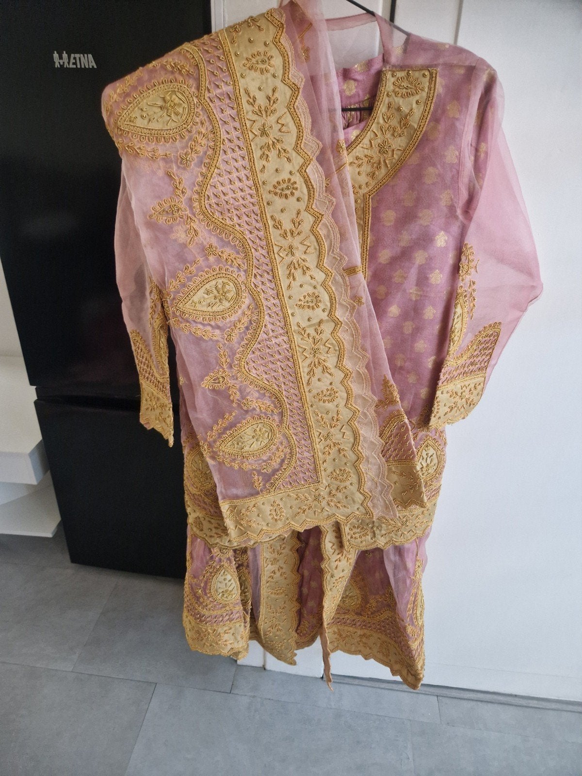 Roze Indiase Jurk met Gouden Borduurwerk, Roze, Onder de knie, Ophalen, Maat 38/40 (M)