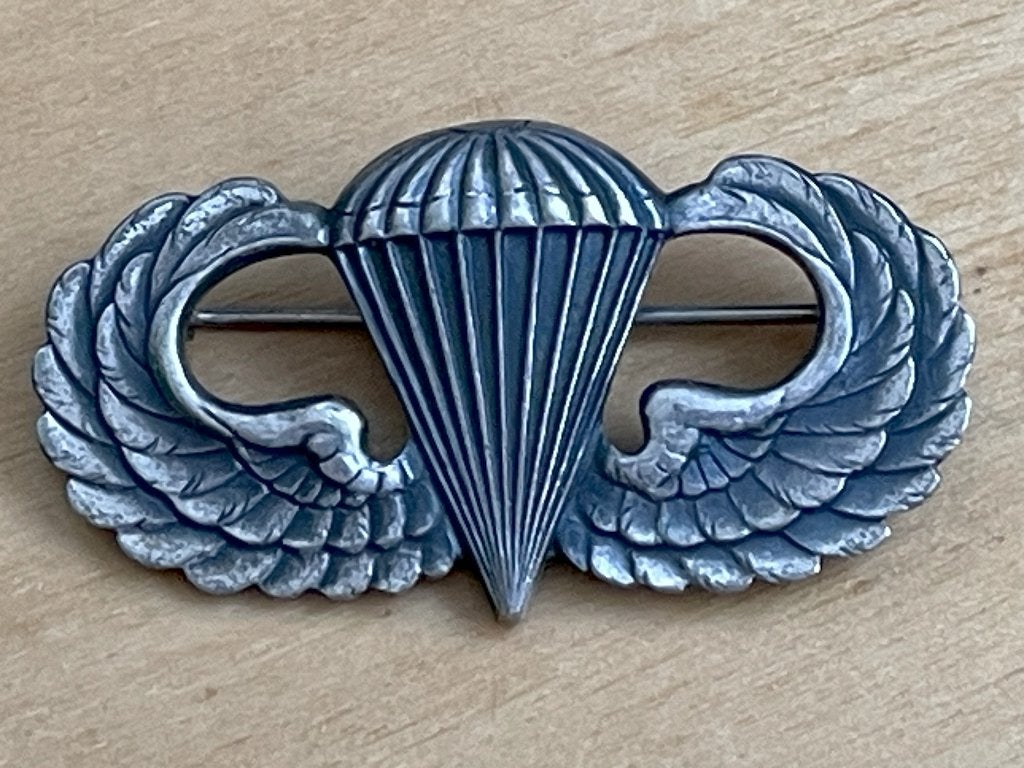 WW2 US, speld, metaal, Airborne, meerdere origineel STERLING, Ophalen of Verzenden, Landmacht, Amerika, Embleem of Badge