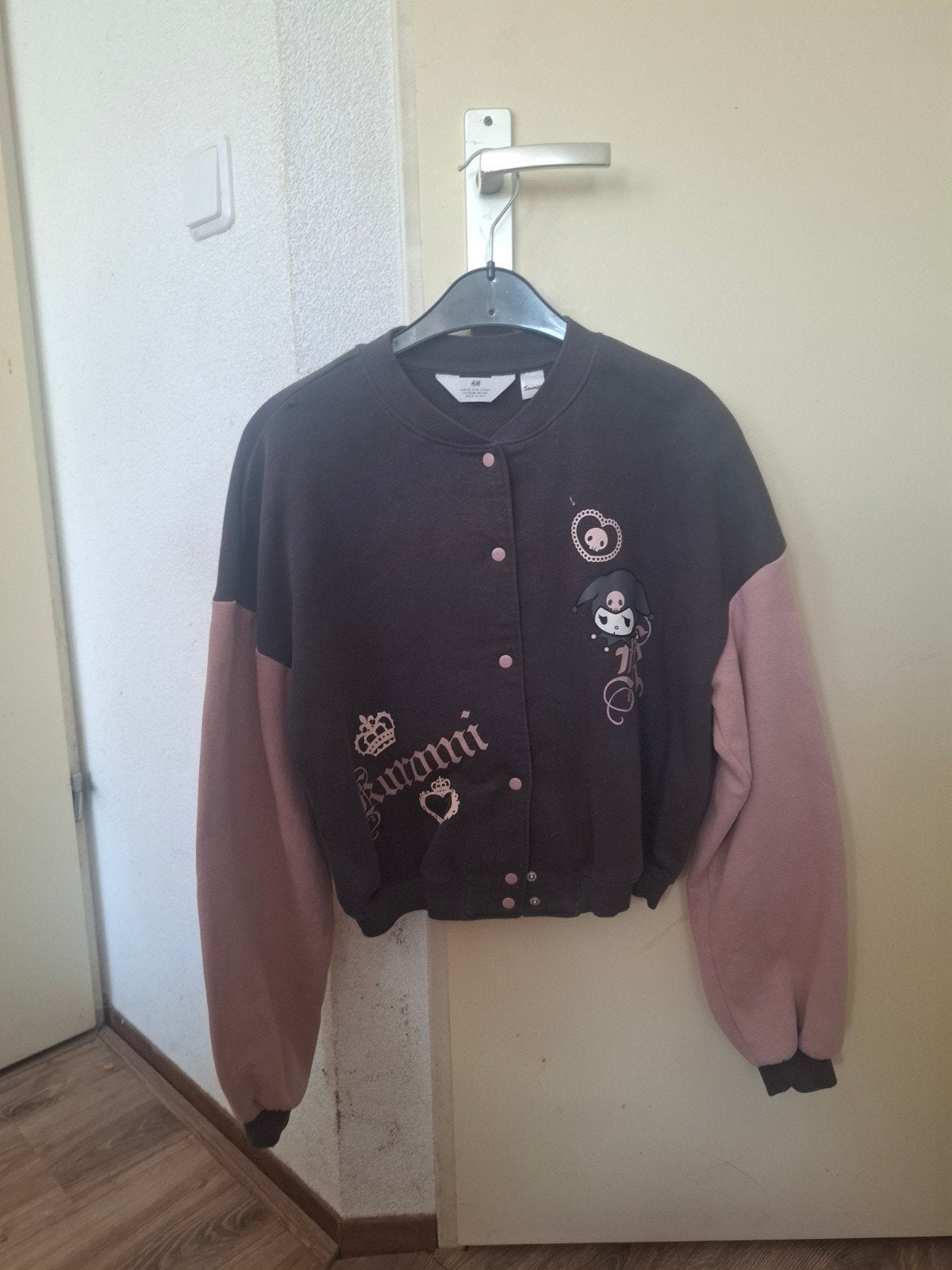 H&M Sanrio Kuromi Bomberjack Maat 170 (XS), H&M, Zwart, Ophalen of Verzenden, Zo goed als nieuw