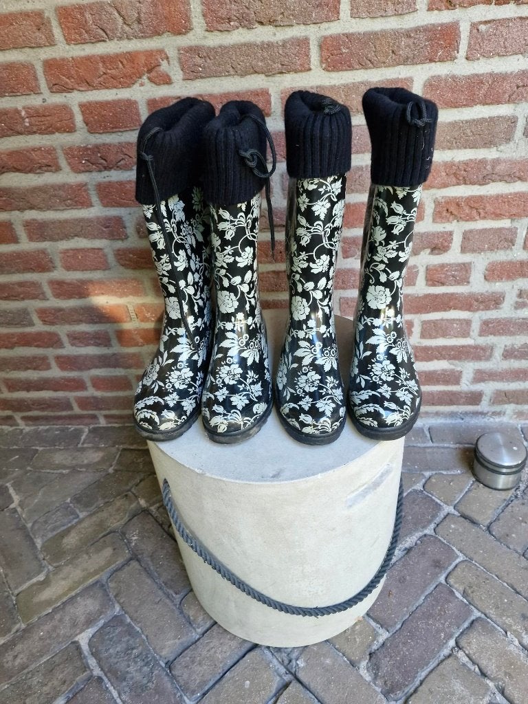 mooie zwart witte regenlaarzen maat 38 en maat 39, Jongen of Meisje, Ophalen of Verzenden, Laarzen, Zo goed als nieuw