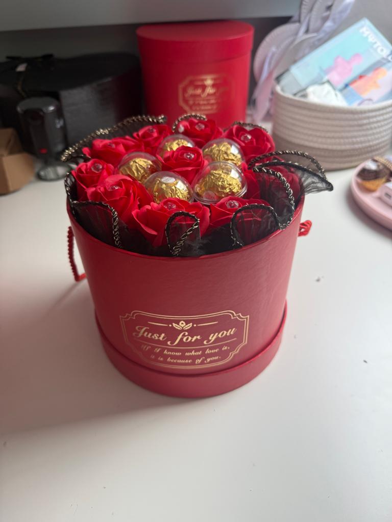 Valentijnscadeau: Rode Rozen & Ferrero Rocher Box, Ophalen of Verzenden, Nieuw, Feestartikel, Valentijn of Romantisch