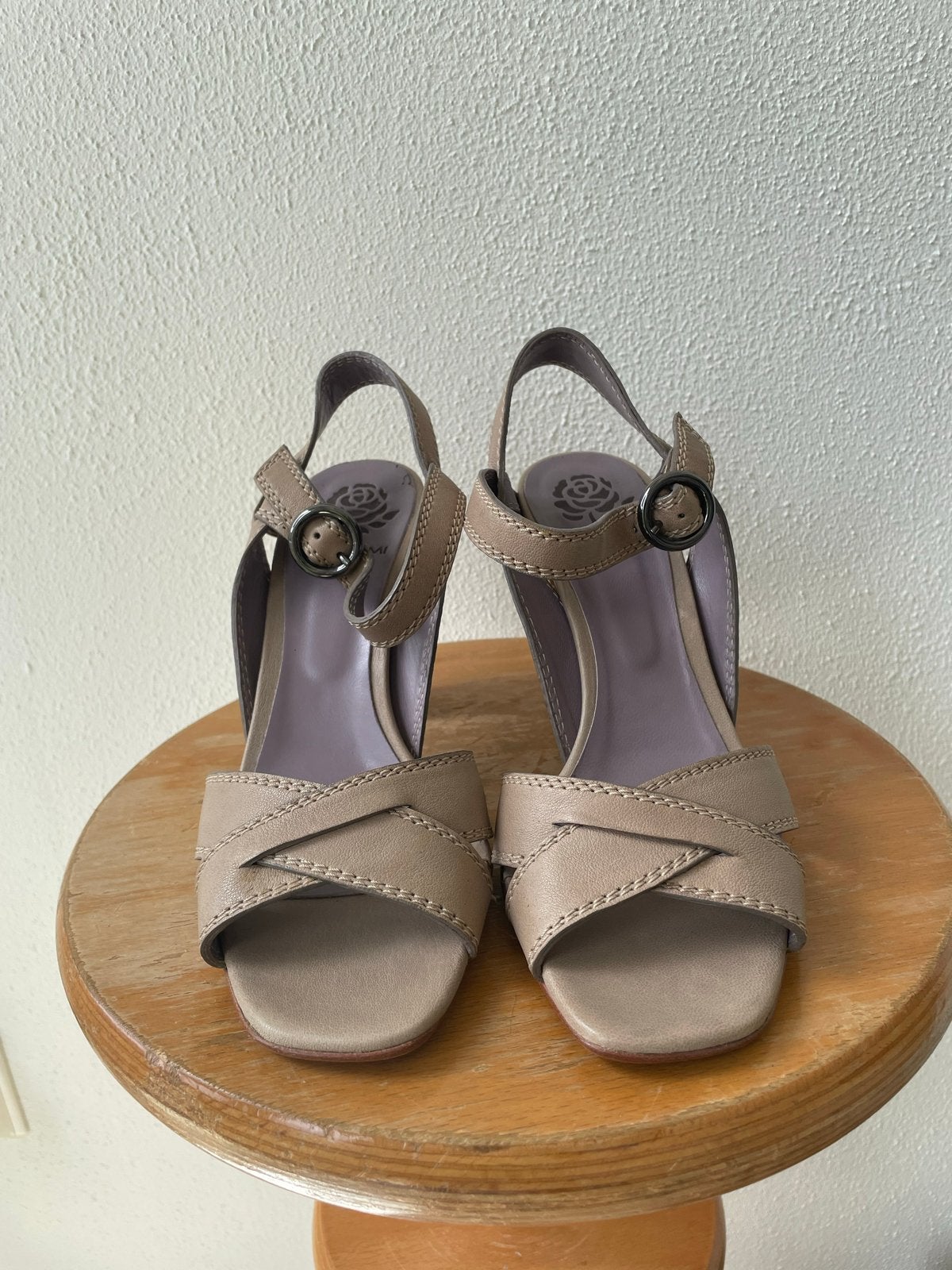 Maliparmi sandalen met handgesneden hakken, Kleding | Dames, Ophalen of Verzenden, Zo goed als nieuw, Beige, Sandalen of Muiltjes