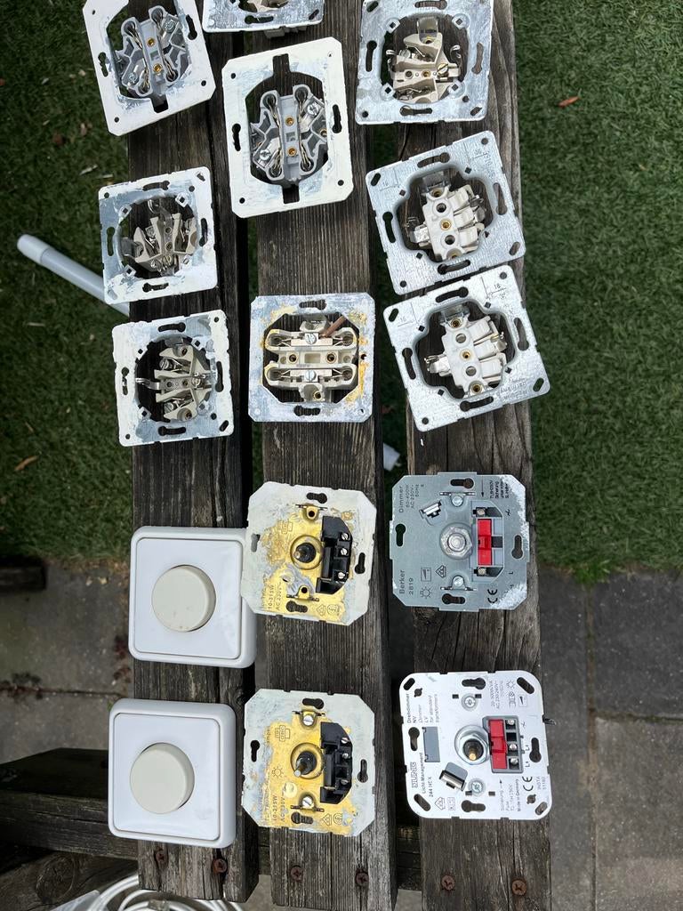 Diverse schakelaars, dimmers en stopcontacten, Doe-het-zelf en Verbouw, Elektra en Kabels, Ophalen, Zo goed als nieuw, Schakelaar