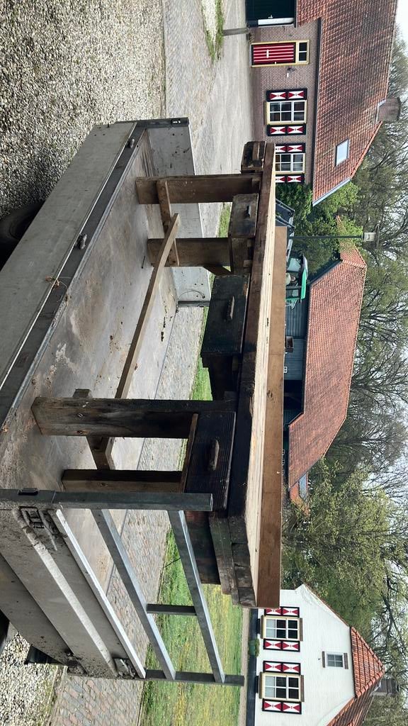Oude antieken werkbank, Ophalen