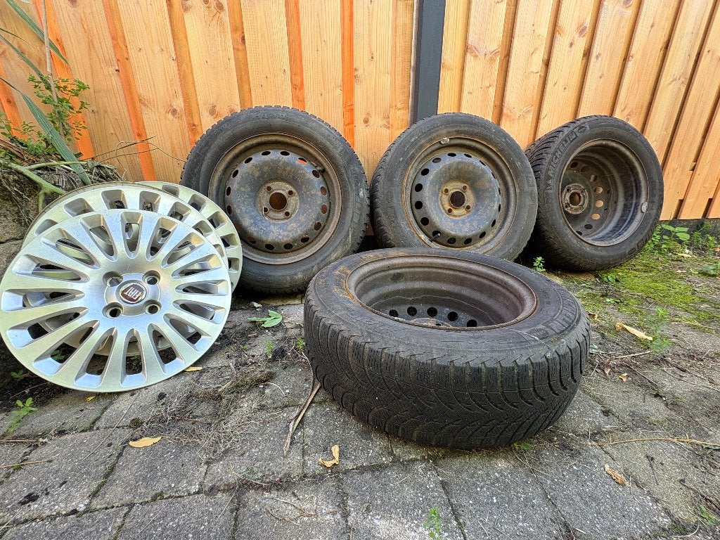 Fiat Grande Punto velgen + wieldoppen voor winterbanden, Auto-onderdelen, Ophalen, Gebruikt, 15 inch, Banden en Velgen