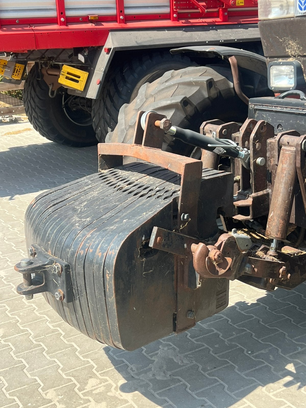 New Holland frontgewicht 1600kg, Ophalen
