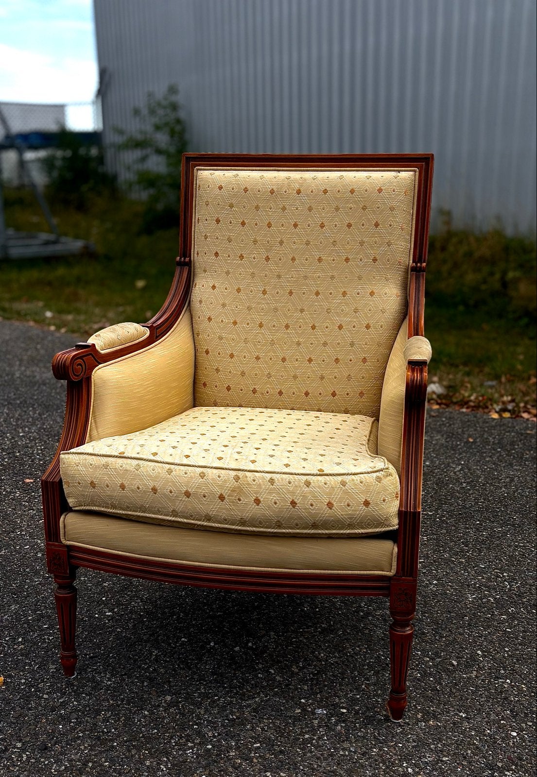 Elegante bergère/fauteuil met gecanneleerd houten frame, Huis en Inrichting, Fauteuils, Ophalen, Louis XVI, 75 tot 100 cm, Zo goed als nieuw