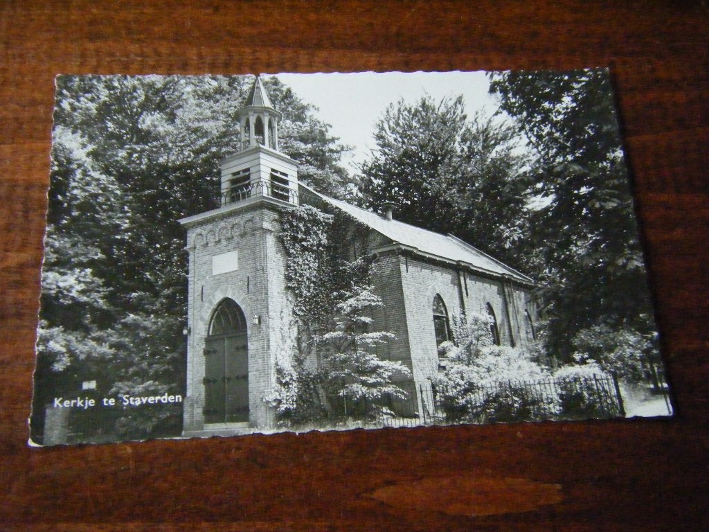 R42 - Kerkje te Staverden bij Elspeet - Mooi/Oud, Ophalen of Verzenden, 1940 tot 1960, Gelderland
