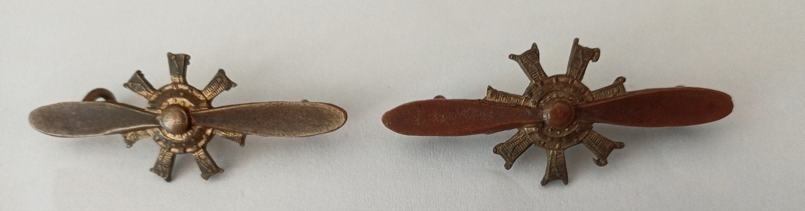 Set 5x vintage militaire koperen emblemen - o.a. propeller, Verzamelen, Ophalen, Nederland, Embleem of Badge
