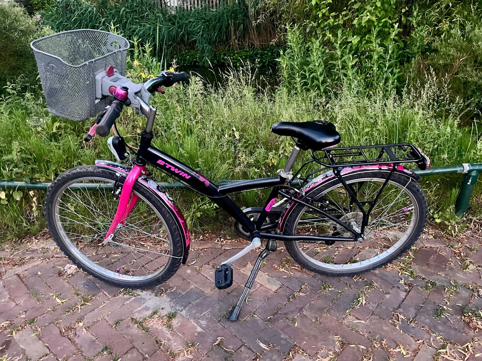 B'Twin kinderfiets 24 inch, 6 versnellingen, roze/zwart, Ophalen, Gebruikt, Velgrem, 20 inch of meer
