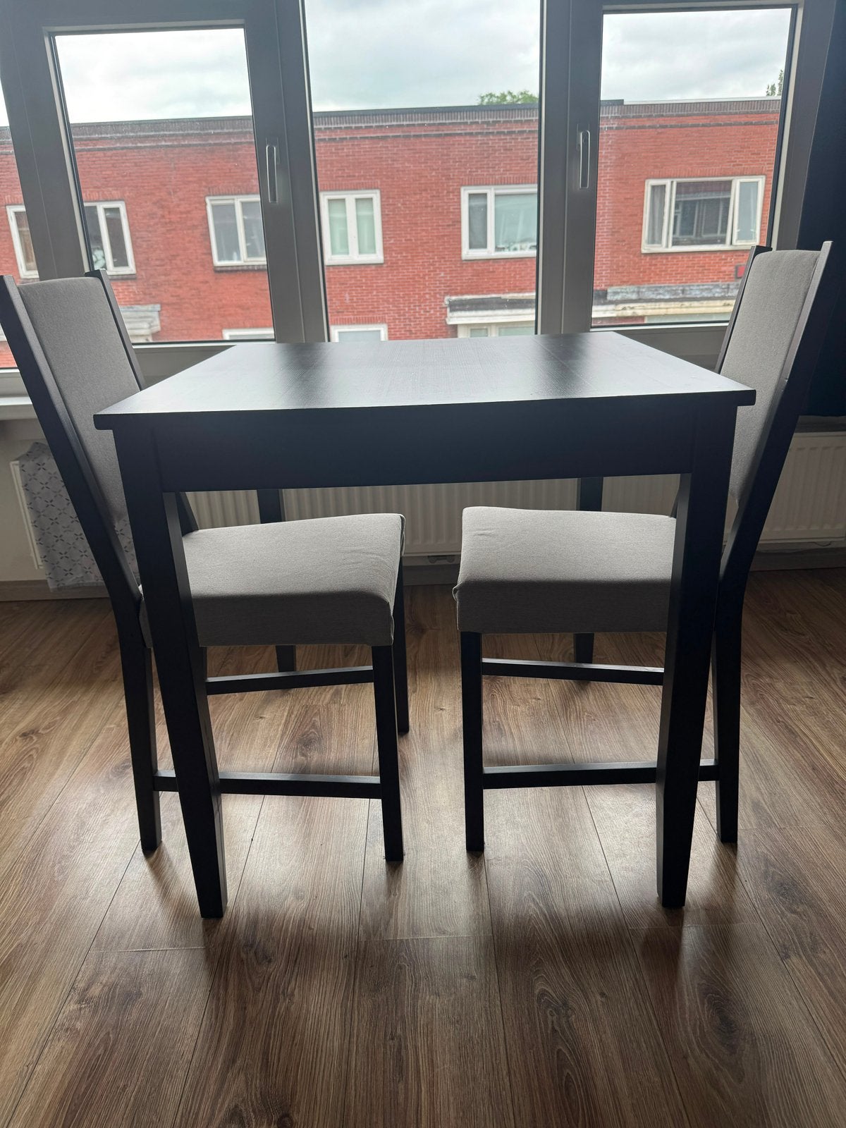 Twee Eetkamerstoelen, zwart met grijs, Ophalen, Zo goed als nieuw, Minder dan 4 stoelen