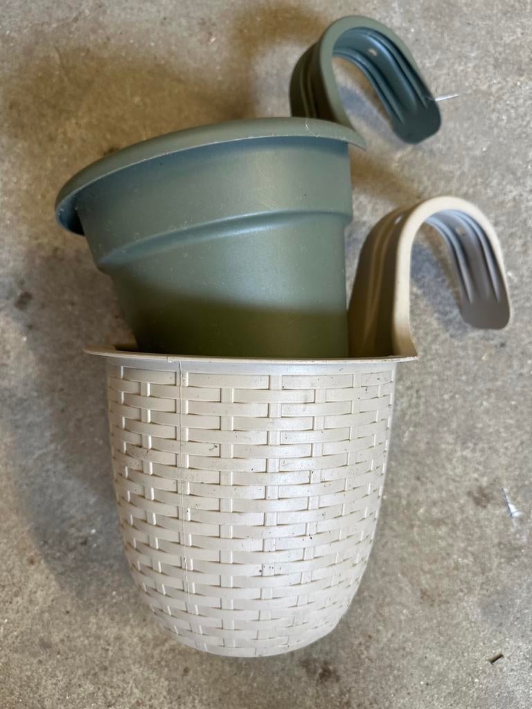 15 Nieuwe Hangbloempotten - 2 Lichtgroen, 13 Crème, Ophalen, Kunststof, Balkon, Rond