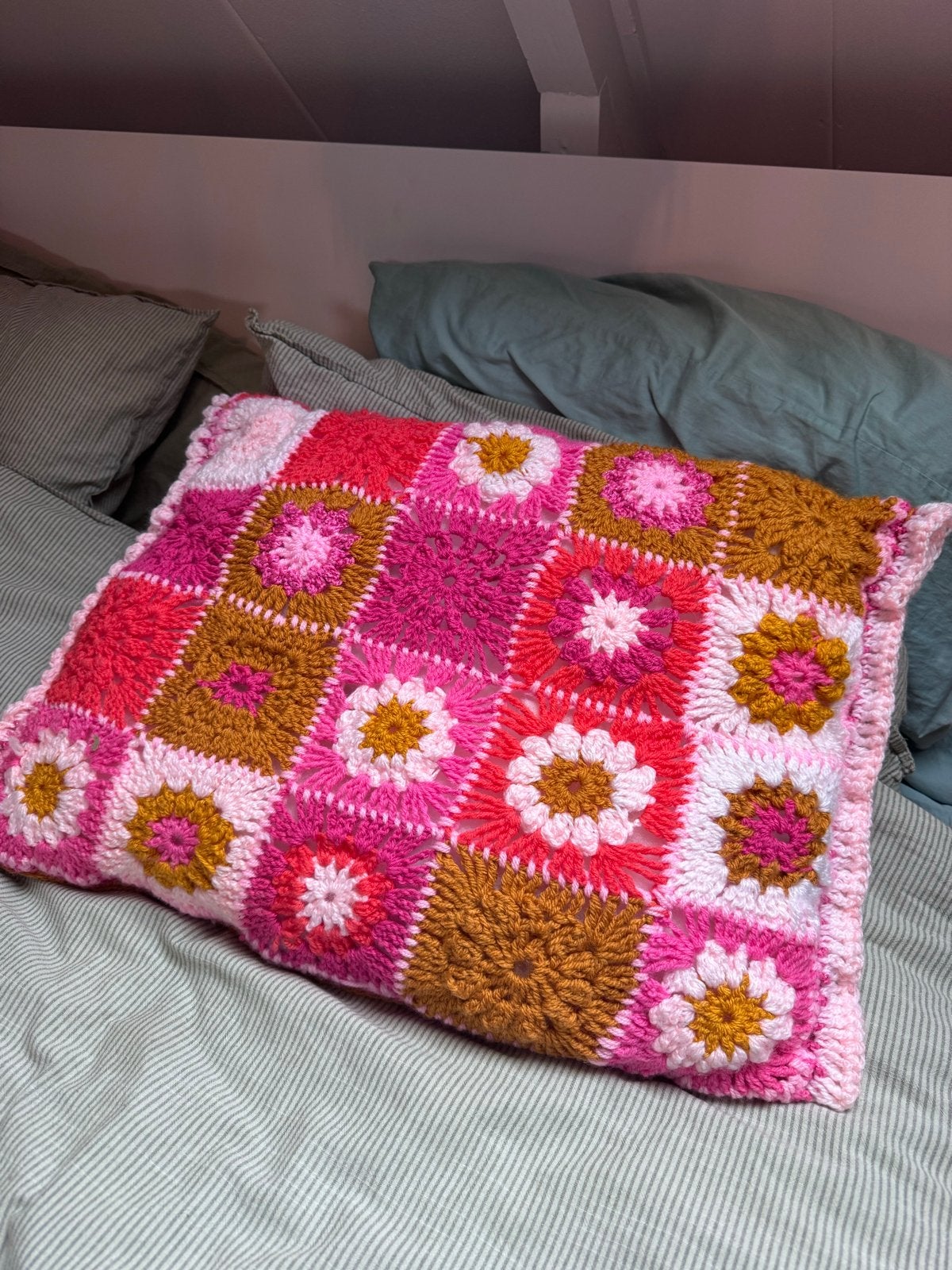 Handgemaakt gehaakt sierkussen roze oker 40x60 cm, Meerkleurig, Ophalen of Verzenden, Zo goed als nieuw, Sierkussen