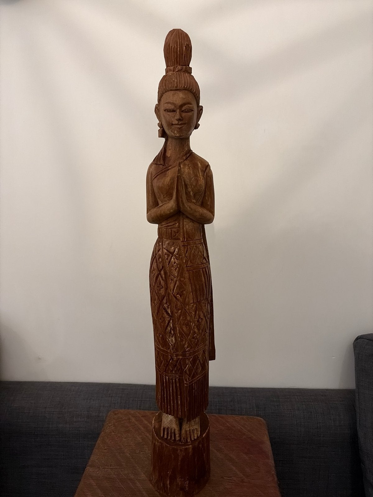 Houten beeld van een biddende aziatische vrouw, handgesneden, Ophalen, 50 - 100 cm, Handgemaakt, Beeld