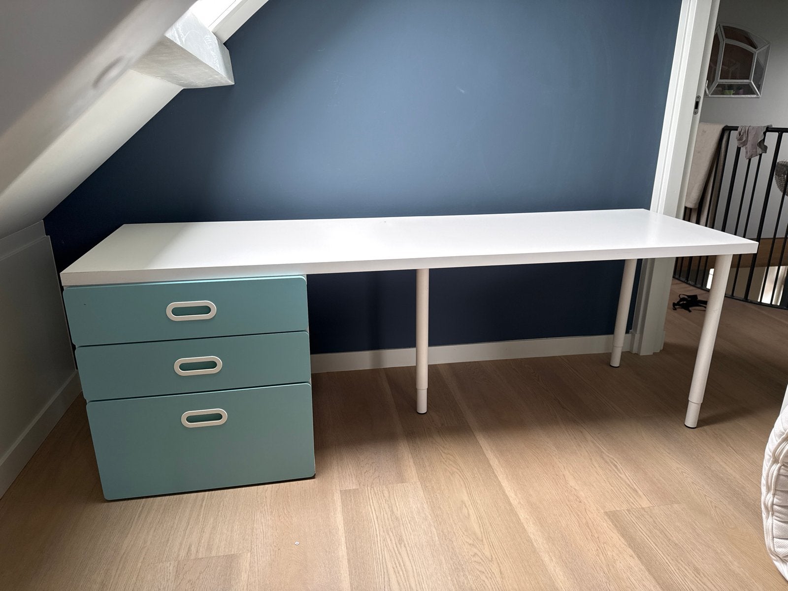 IKEA Linnmon Bureau met Fritids Stuva Ladeblok en Olov Poten, Huis en Inrichting, Ophalen, Gebruikt, Met lades, Spaanplaat of MDF