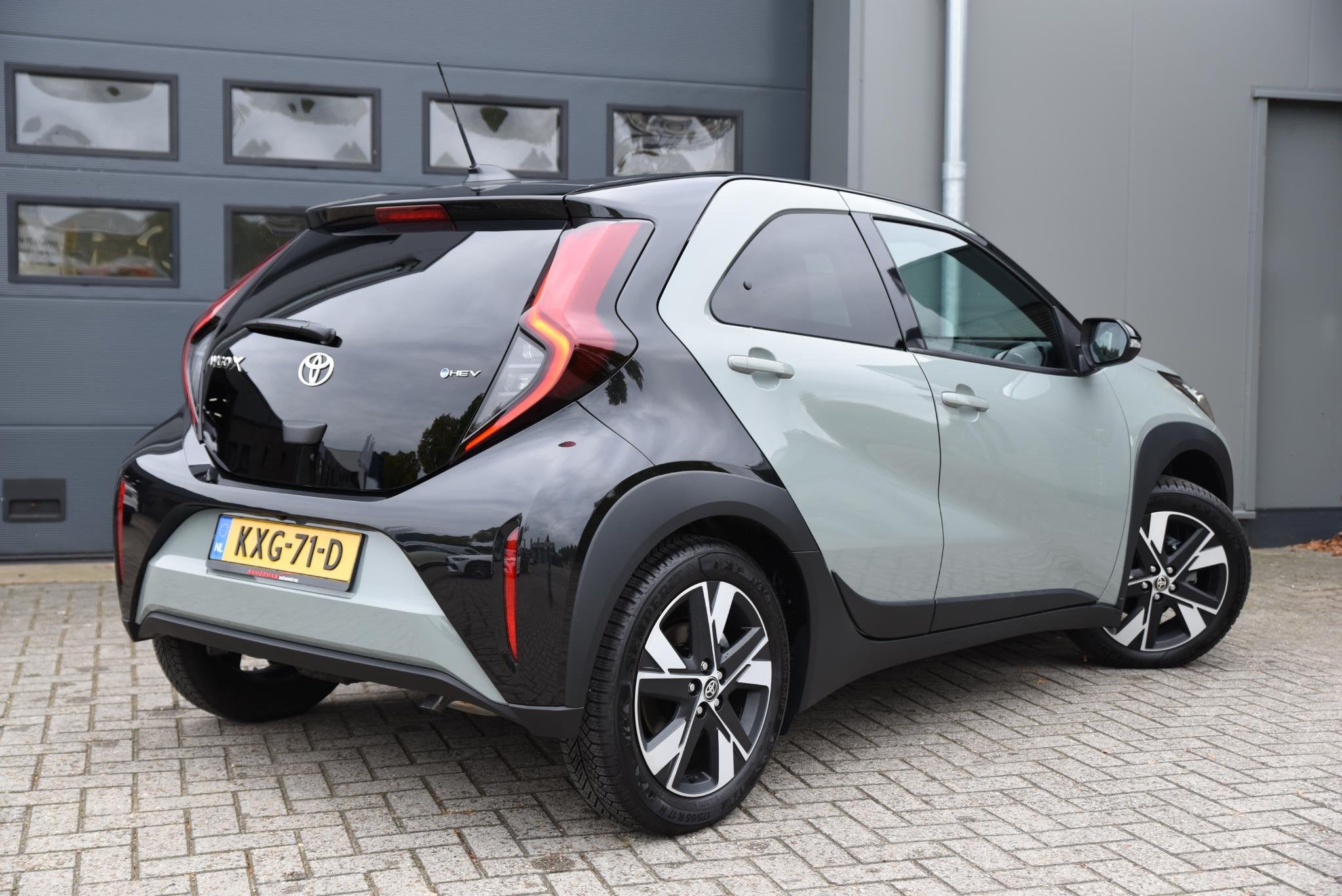 Toyota Aygo X Hybrid 115 envy Adaptieve Cruise - Stoelverwar, Auto's, Dealer onderhouden, Stof, Gebruikt, 4 stoelen
