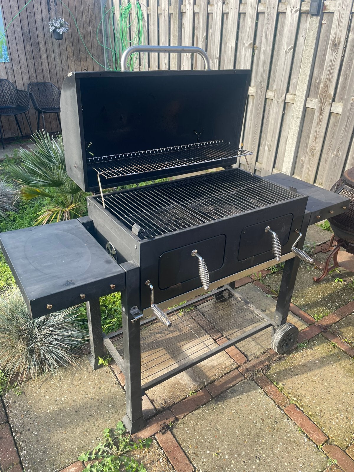 Tekoop grote houtskool barbecue zie foto bieden maar, Tuin en Terras, Ophalen, Gebruikt
