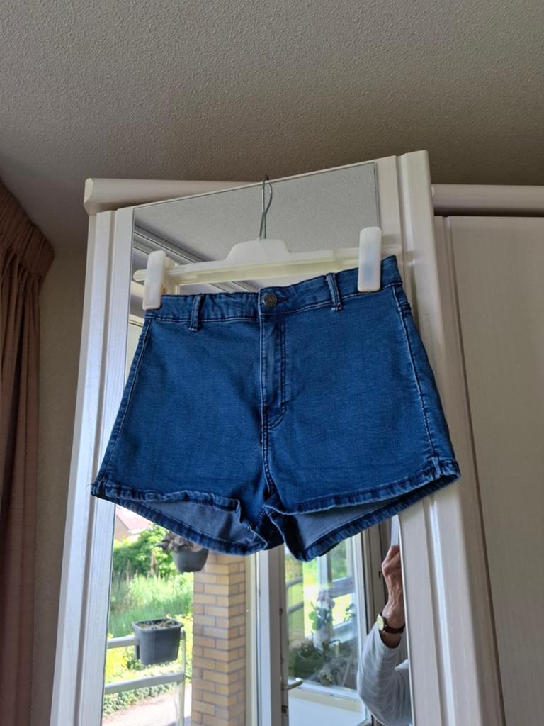 Korte spijkerbroek maat 36 bershka 2 euro, Kort, Blauw, Zo goed als nieuw, Maat 36 (S)