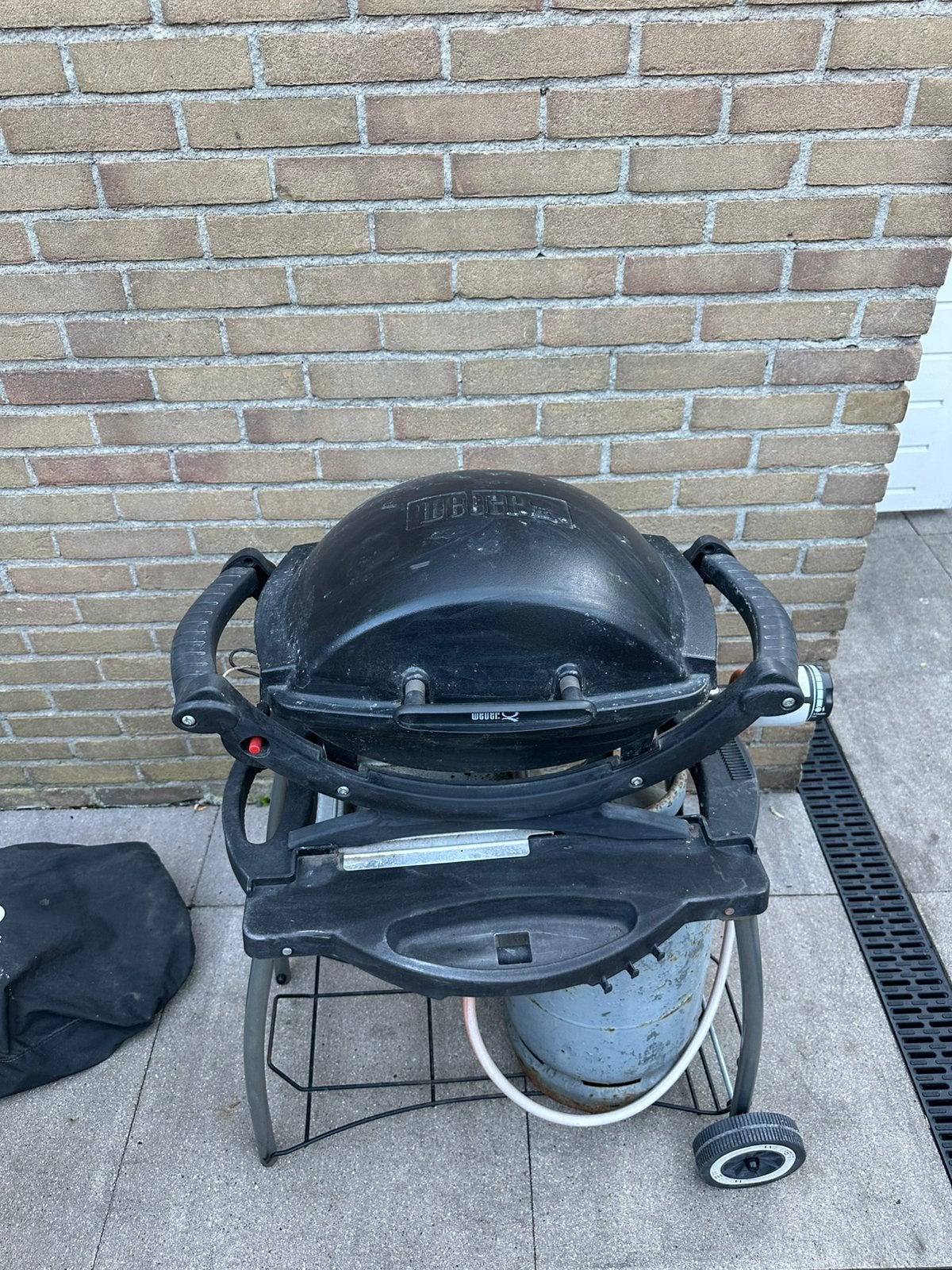 Weber Q100 gas BBQ inclusief onderstel en hoes, Ophalen, Gebruikt