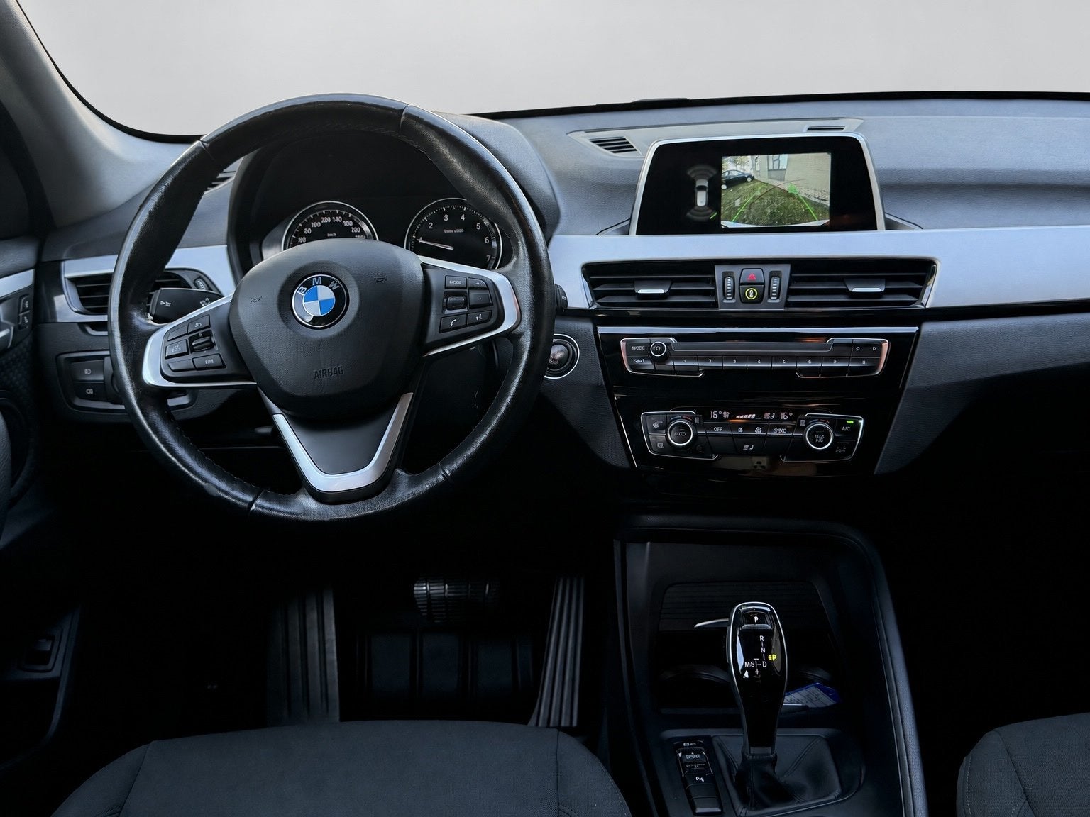 BMW X1 sDrive18i Executive, achteruitrijcamera, extra getint, Auto's, Gebruikt, Euro 6, Wit, Bedrijf