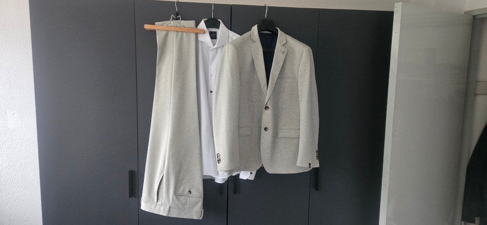 Stijlvol beige herenpak - Colbert, overhemd en pantalon, Ophalen, Maat 52/54 (L), Beige, Zo goed als nieuw